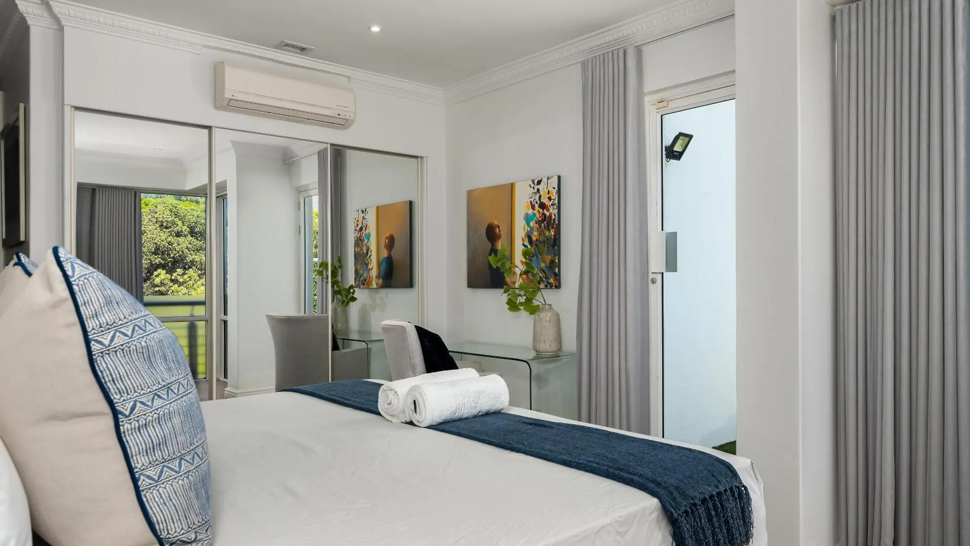 Spacious Luxury Apartment - Waterfront Le Cap
