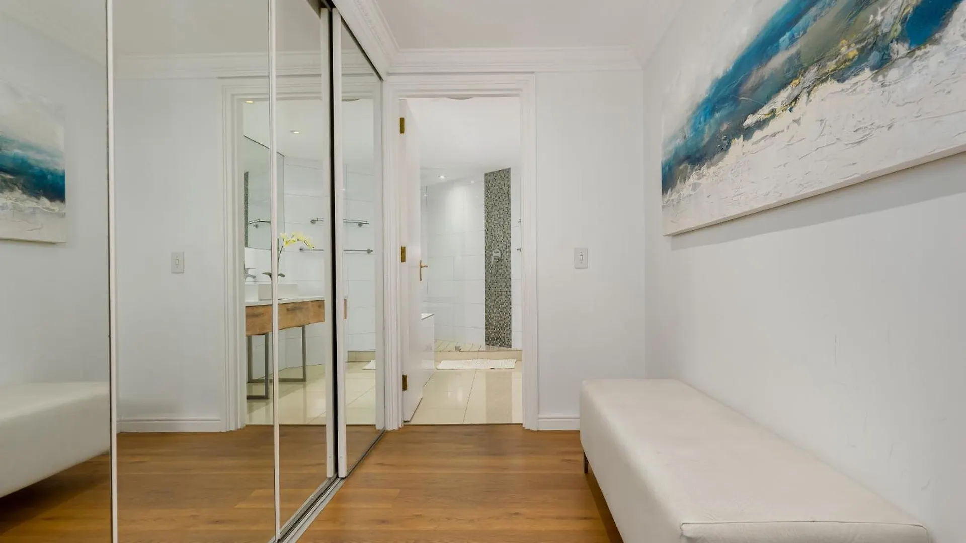 Spacious Luxury Apartment - Waterfront Le Cap